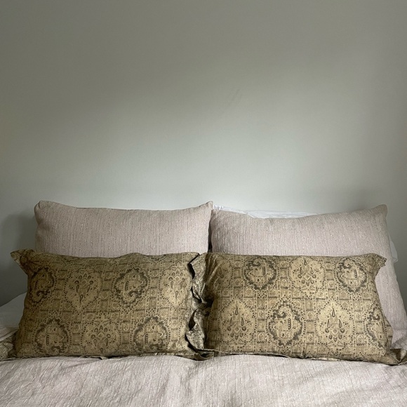 RH throw pillows made it Italy - Picture 2 of 5